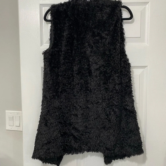 Ruby and‎ Jenna Black Faux Fur Vest - Picture 6 of 6